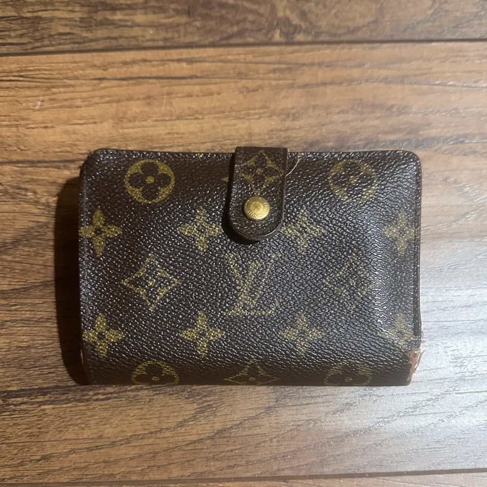 AUTHENTIC Louis Vuitton wallet. Monogram pattern. - Picture 1 of 16